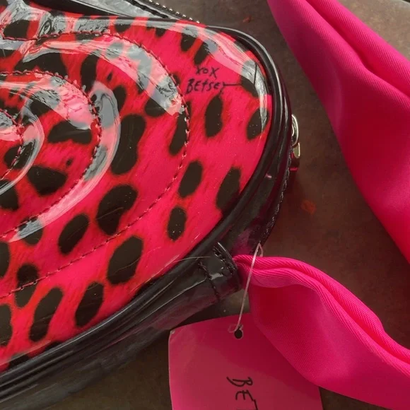 NWT Betsey Johnson Patent Heart bag - Picture 3 of 6